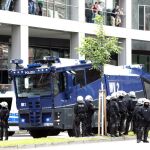 Efectivos de la policía acordonan una zona de protestas contra la cumbre del G20 celebrada en Hamburgo (Alemania) el pasado 7 de julio del 2017