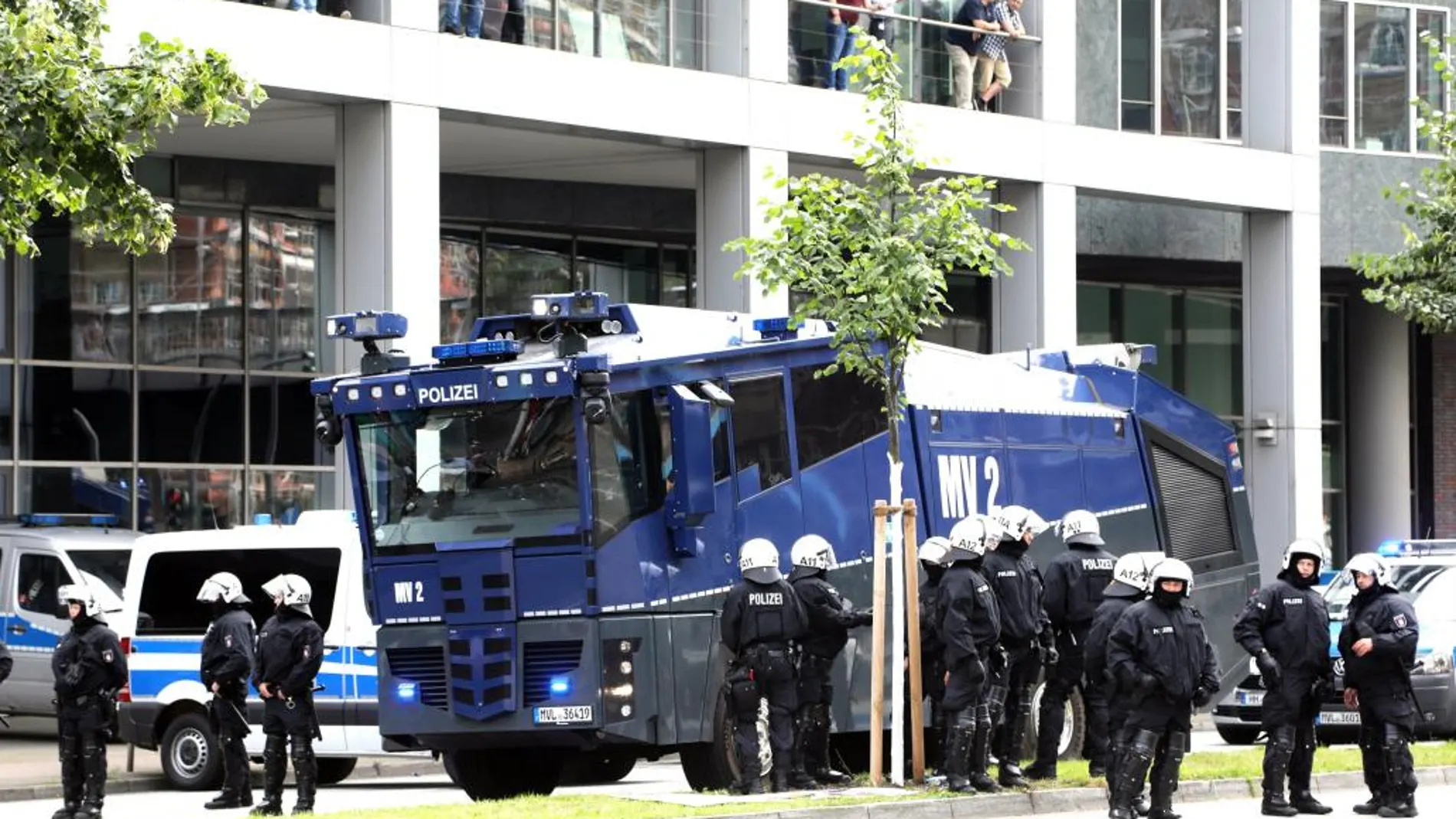 Efectivos de la policía acordonan una zona de protestas contra la cumbre del G20 celebrada en Hamburgo (Alemania) el pasado 7 de julio del 2017
