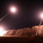 Imagen facilitada por los Guardianes de la Revolución del lanzamiento de sus misiles contra Siria