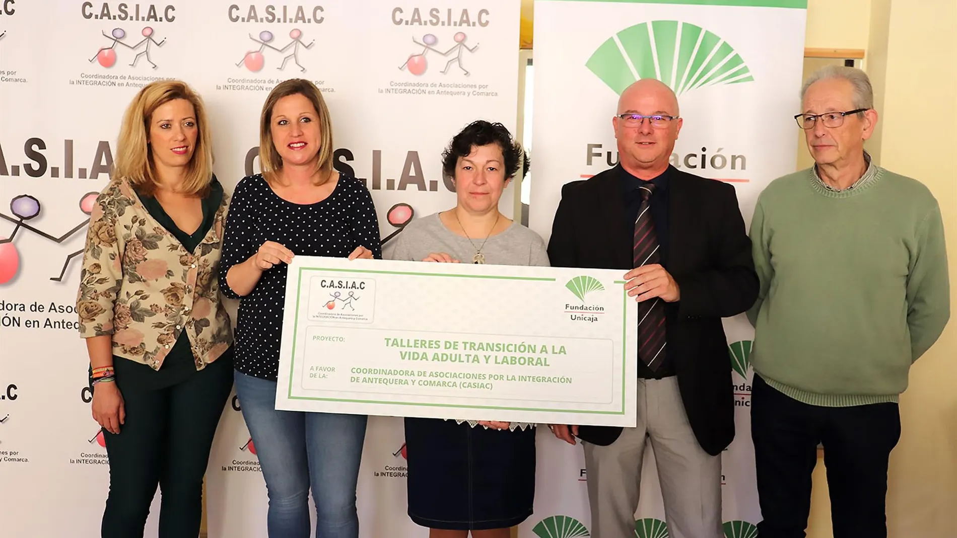 De izquierda a derecha Dolores Gómez, concejala de Igualdad, Equidad, Accesibilidad y Cooperación Ciudadana del Ayuntamiento de Antequera; Isabel Pérez, trabajadora social de CASIAC; Rosario Morón, presidenta de CASIAC; Francisco Cañadas, responsable de Publicaciones y Premios de la Fundación Unicaja; y José Antonio Ríos, miembro de CASIAC / Foto: La Razón