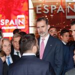 El Rey Felipe VI y el presidente del Gobierno, Pedro Sánchez, en el estand de España