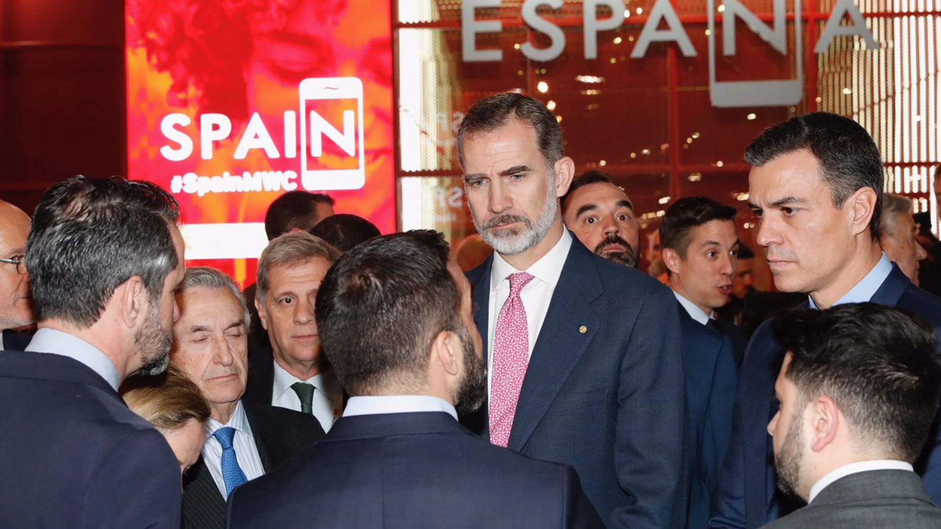 El Rey Felipe VI y el presidente del Gobierno, Pedro Sánchez, en el estand de España