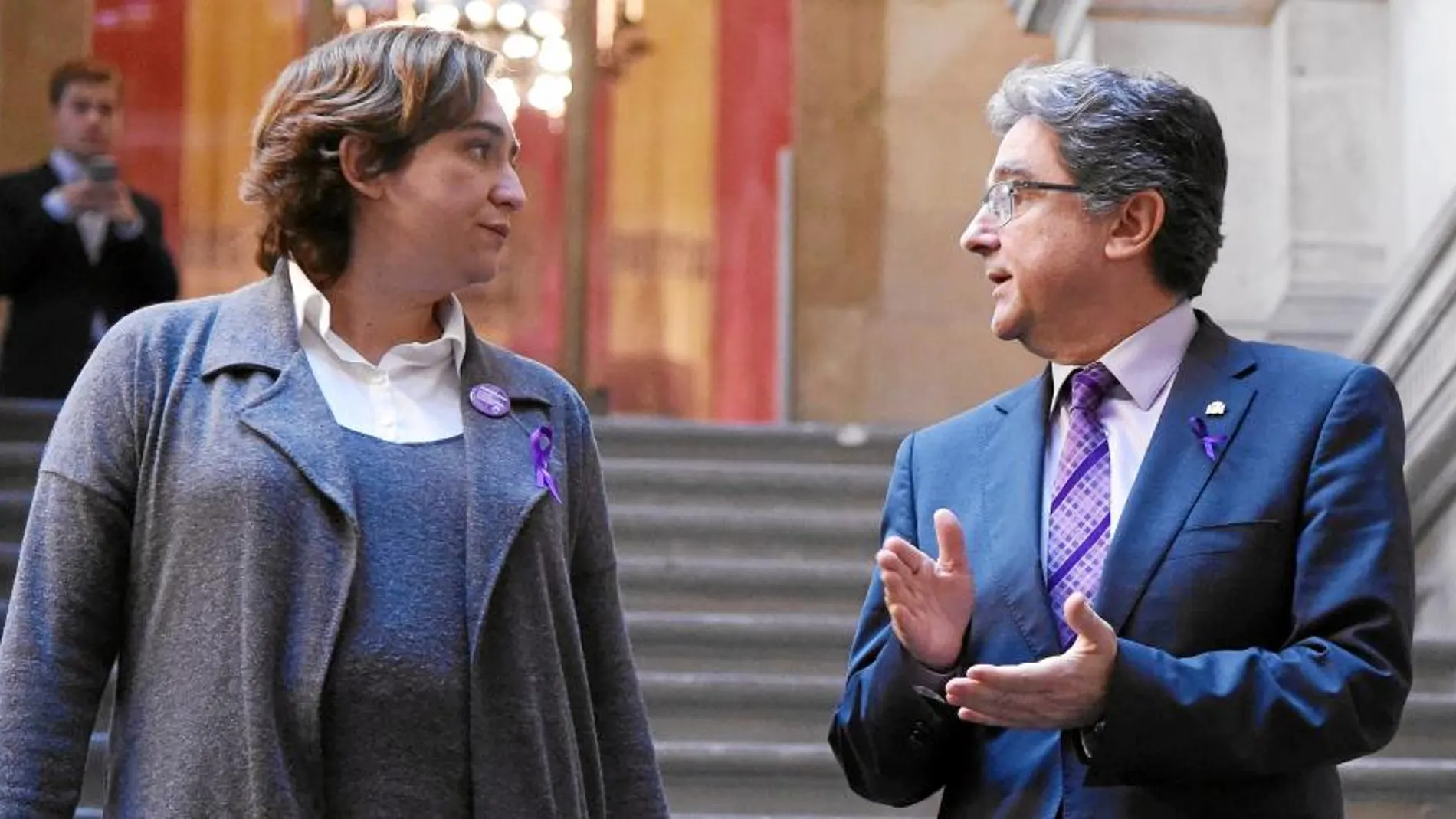 Enric Millo y Ada Colau mantuvieron ayer su primera reunión formal en el Ayuntamiento de Barcelona.