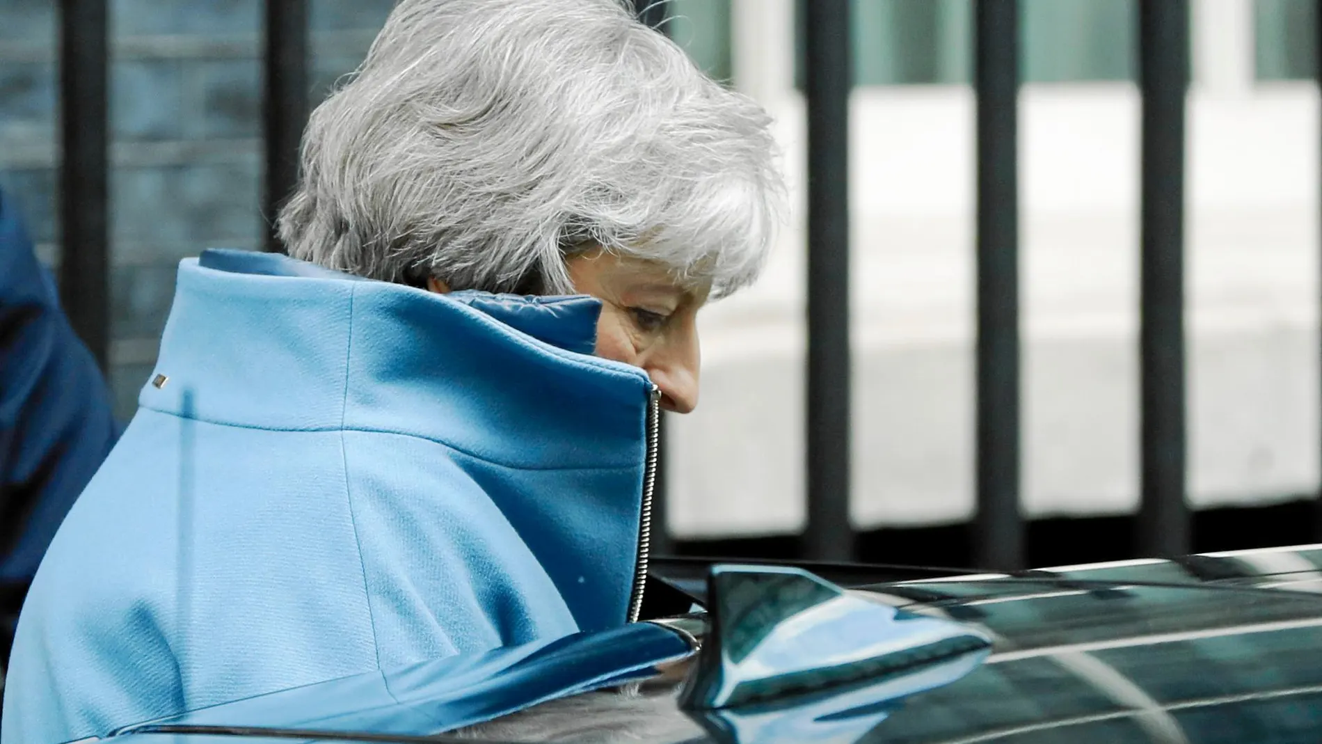 La «premier» Theresa May abandona ayer Downing Street camino del Parlamento