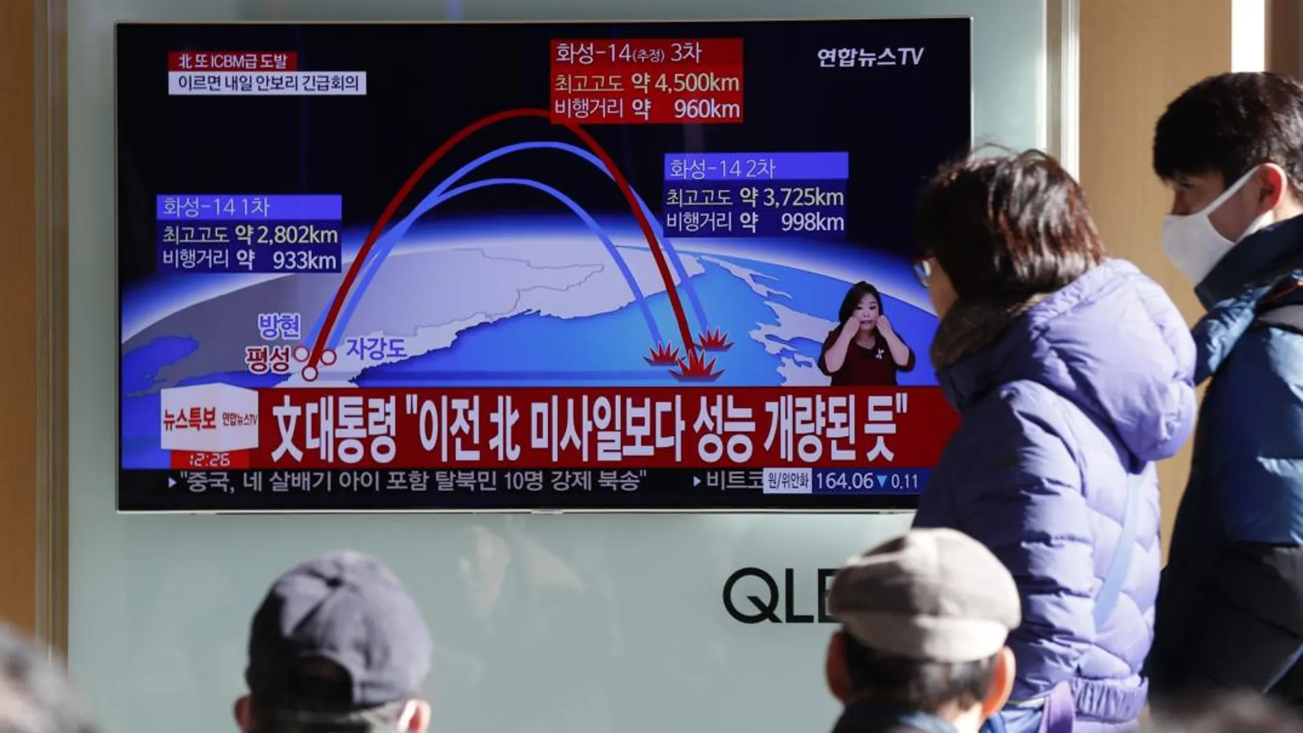 Surcoreanos ven un reportaje televisivo en vivo que muestra el anuncio especial de Corea del Norte de que ha probado con éxito un misil balístico intercontinental (ICBM) en una estación en Seúl, Corea del Sur, hoy