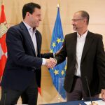 Los portavoces del PP, Raúl de la Hoz, y de Ciudadanos, Luis Fuentes, suscriben el acuerdo de colaboración