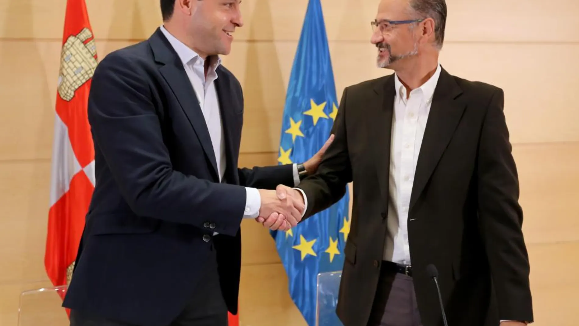 Los portavoces del PP, Raúl de la Hoz, y de Ciudadanos, Luis Fuentes, suscriben el acuerdo de colaboración