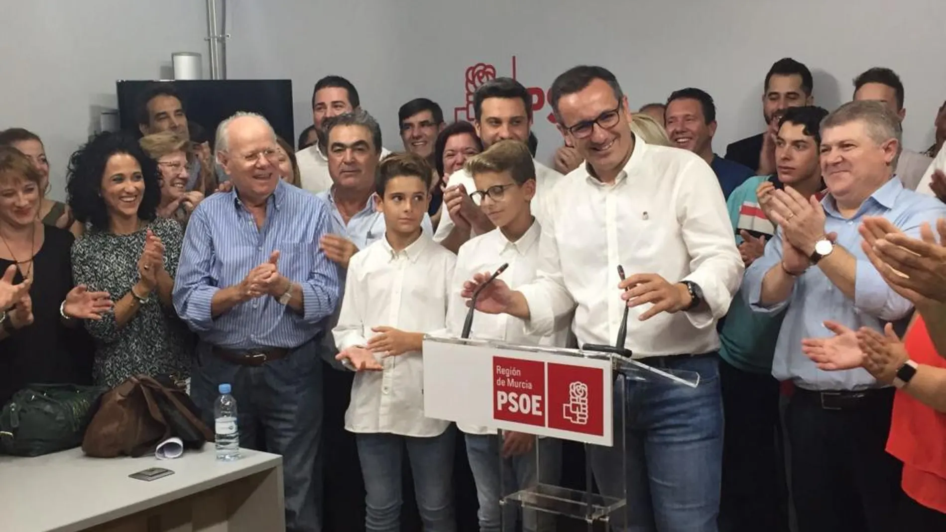 Diego Conesa junto a su equipo tras ganar las primarias de los socialistas murcianos
