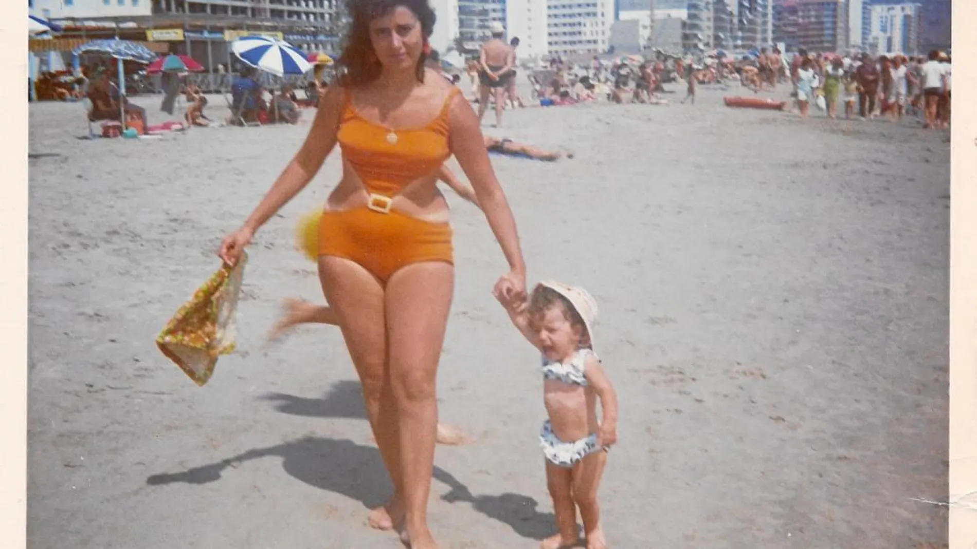 Playa de Cullera en julio de 1967, a la izda. María García con la autora de este artículo, Cecilia García, que aparece llorando