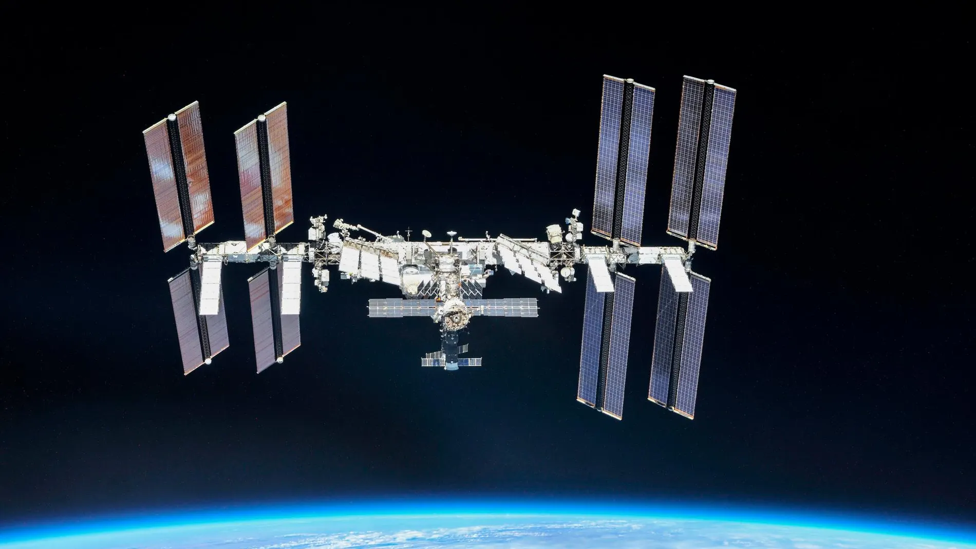 La Estación Espacial Internacional, con la Tierra al fondo / Reuters