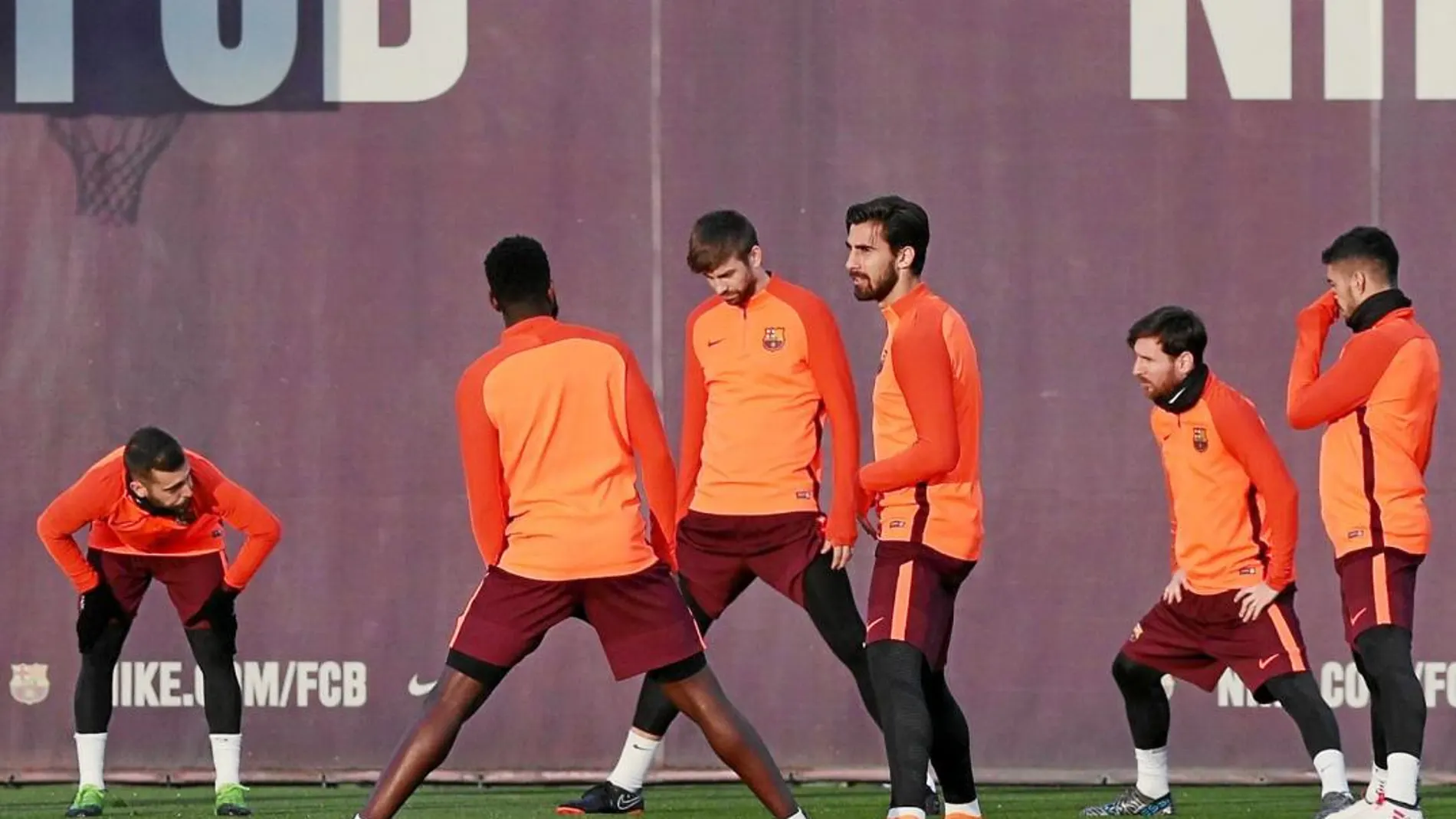 Los jugadores del Barça durante un entrenamiento de esta semana