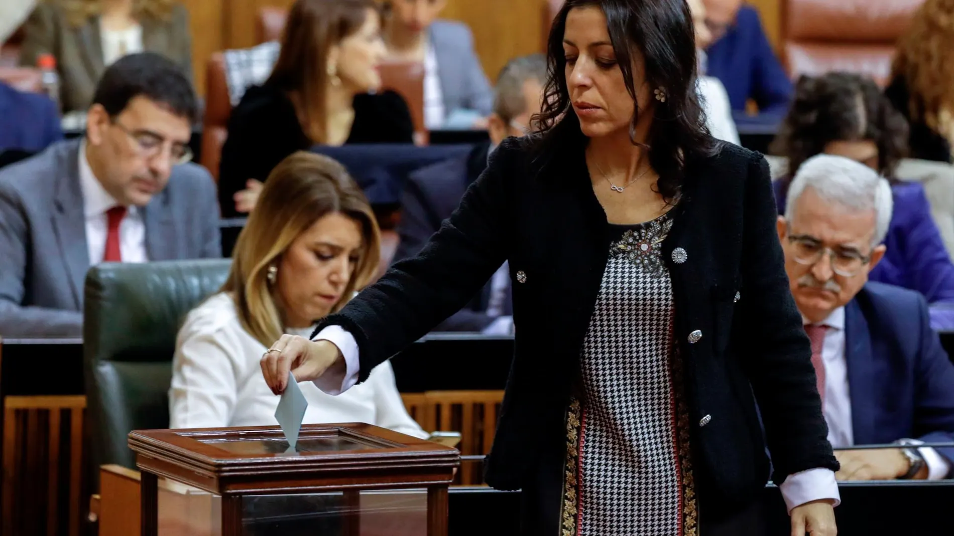 La diputada almeriense de Ciudadanos Marta Bosquet, que ha sido elegida presidenta de la Cámara autonómica, durante su votación para elegir los miembros de la Mesa