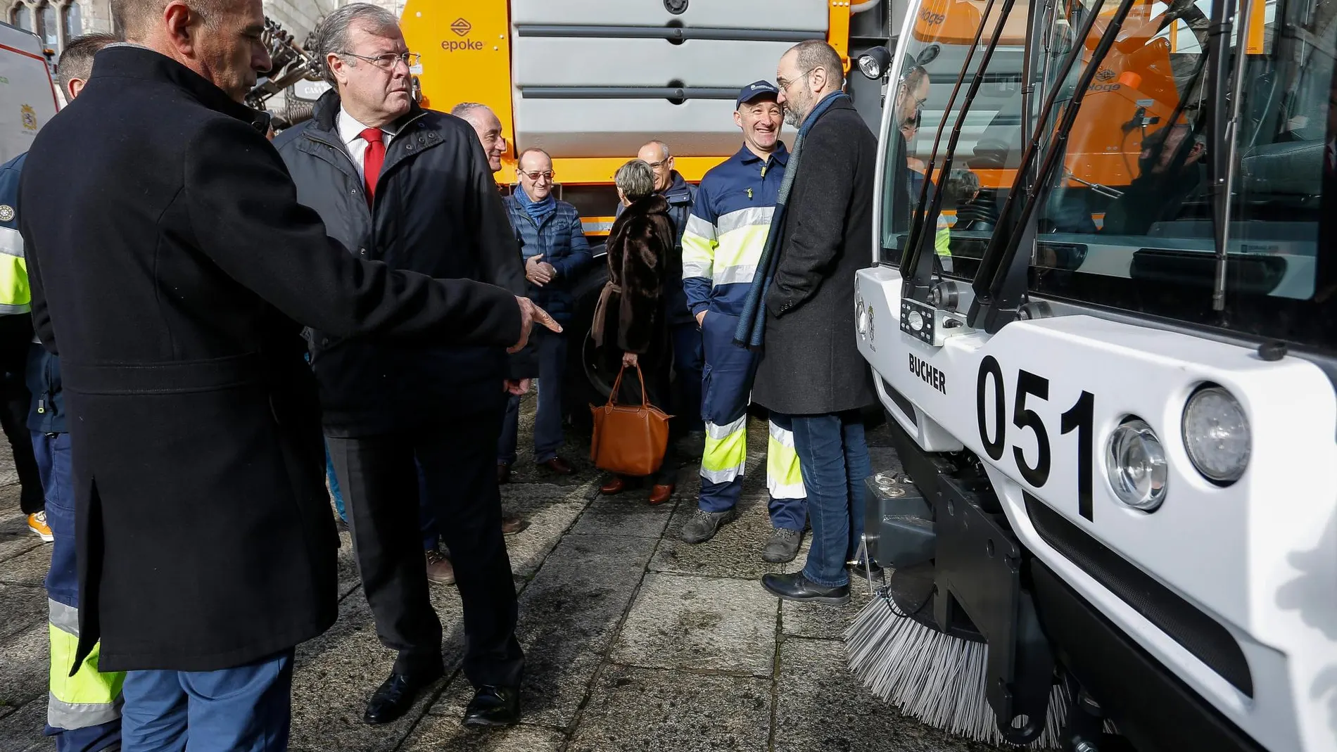 El alcalde de León, Antonio Silván, presenta los nuevos camiones
