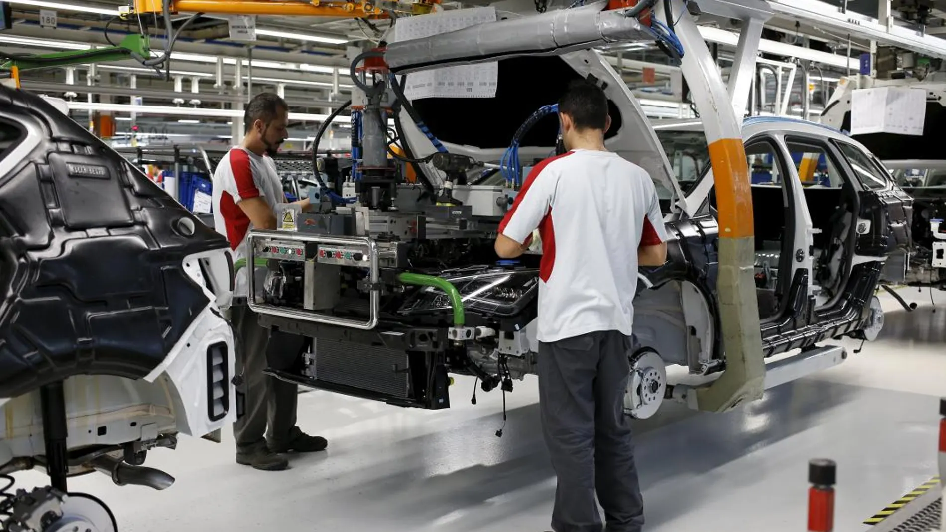 Trabajadores en la fábrica de Martorell. Reuters