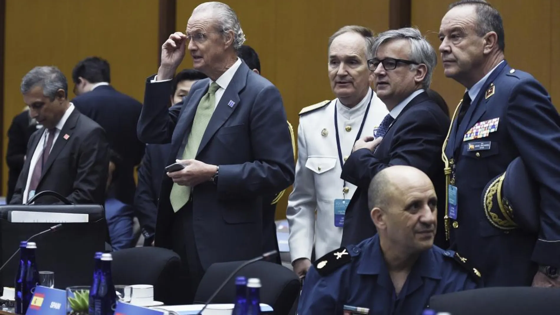 El ministro de Defensa en funciones, Pedro Morenés (i), junto al secretario de Estado de Asuntos Exteriores, Ignacio Ybañez (2d) durante la reunión ministerial de la coalición internacional contra el Dáesh, hoy en Washington