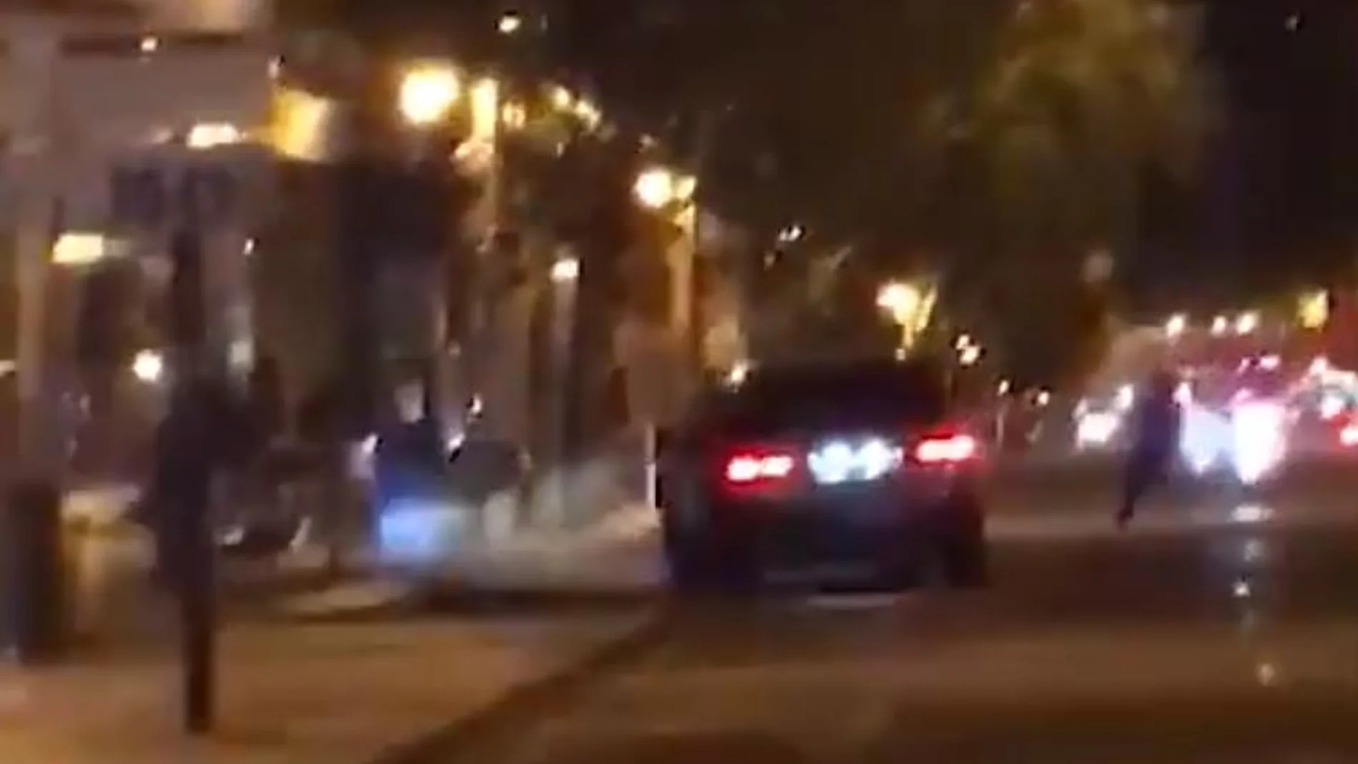 El peatón huye del vehículo atravesando la calle Princesa