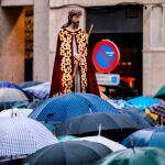 La procesión de Jesús Cautivo en Oviedo, con la tradicional ceremonia del indulto, se tuvo que celebrar por la lluvia dentro de la basílica de San Juan el Real / Foto: Efe