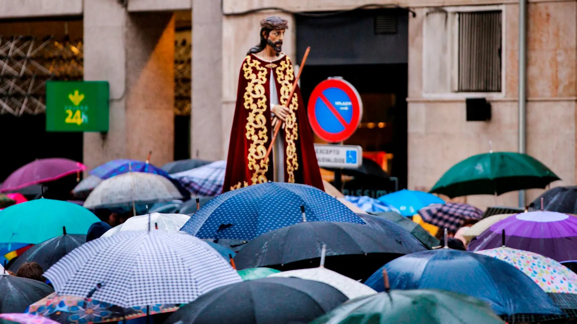 La procesión de Jesús Cautivo en Oviedo, con la tradicional ceremonia del indulto, se tuvo que celebrar por la lluvia dentro de la basílica de San Juan el Real / Foto: Efe