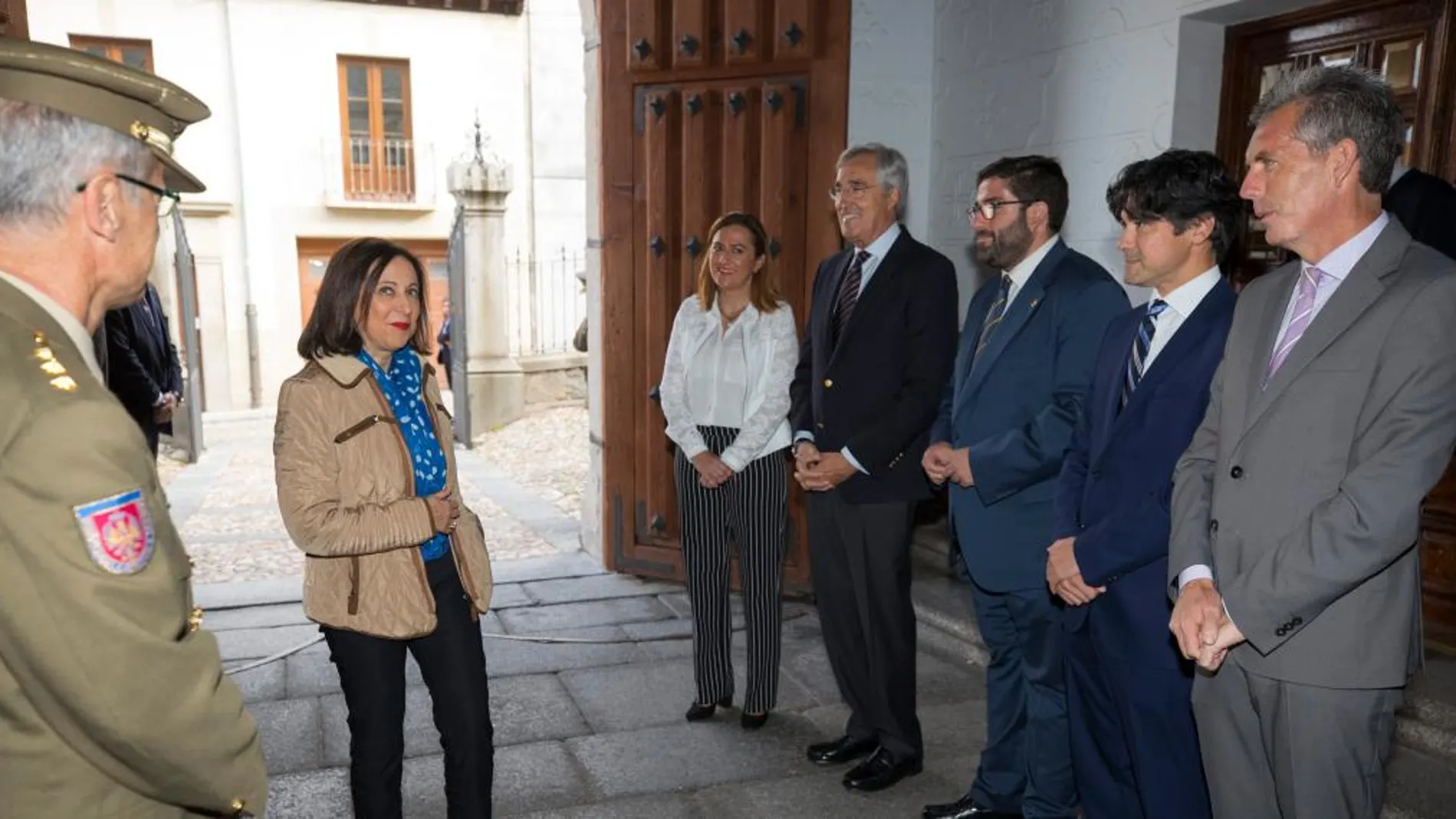 La ministra de Defensa, Margarita Robles, visita el Archivo General Militar de Åvila. En la imagen junto a Virginia Barcones, José Luis Rivas y Jesús Manuel Sánchez Cabrera, entre otras autoridades.