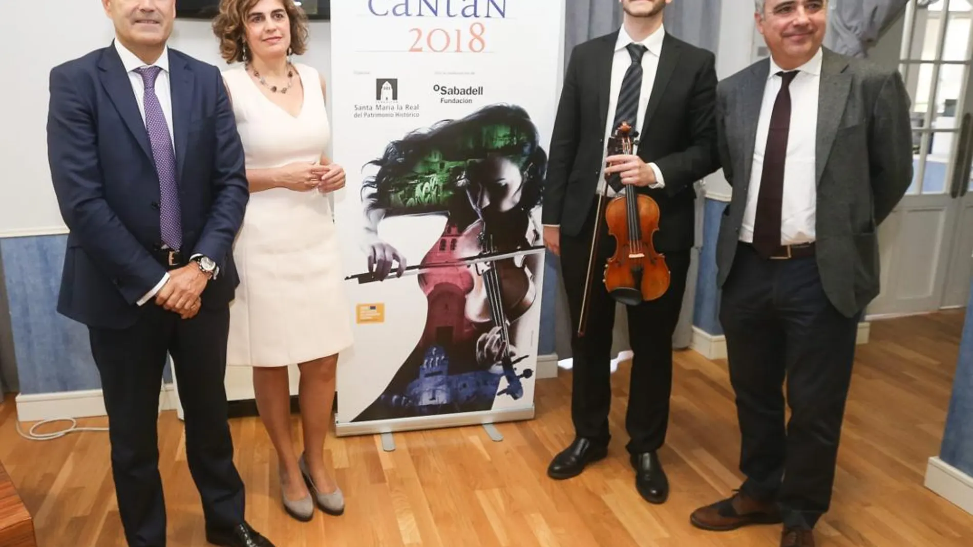 El director regional del Banco de Sabadell, Enrique Maganto; Lucía Garrote; el violinista Francisco Javier Fernández y el director de la Fundación Santa María la Real, Juan Carlos Prieto, en la presentación del ciclo musical / Dos santos