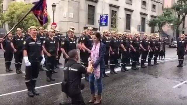 Momento en el que se arrodilla y le pide en matrimonio