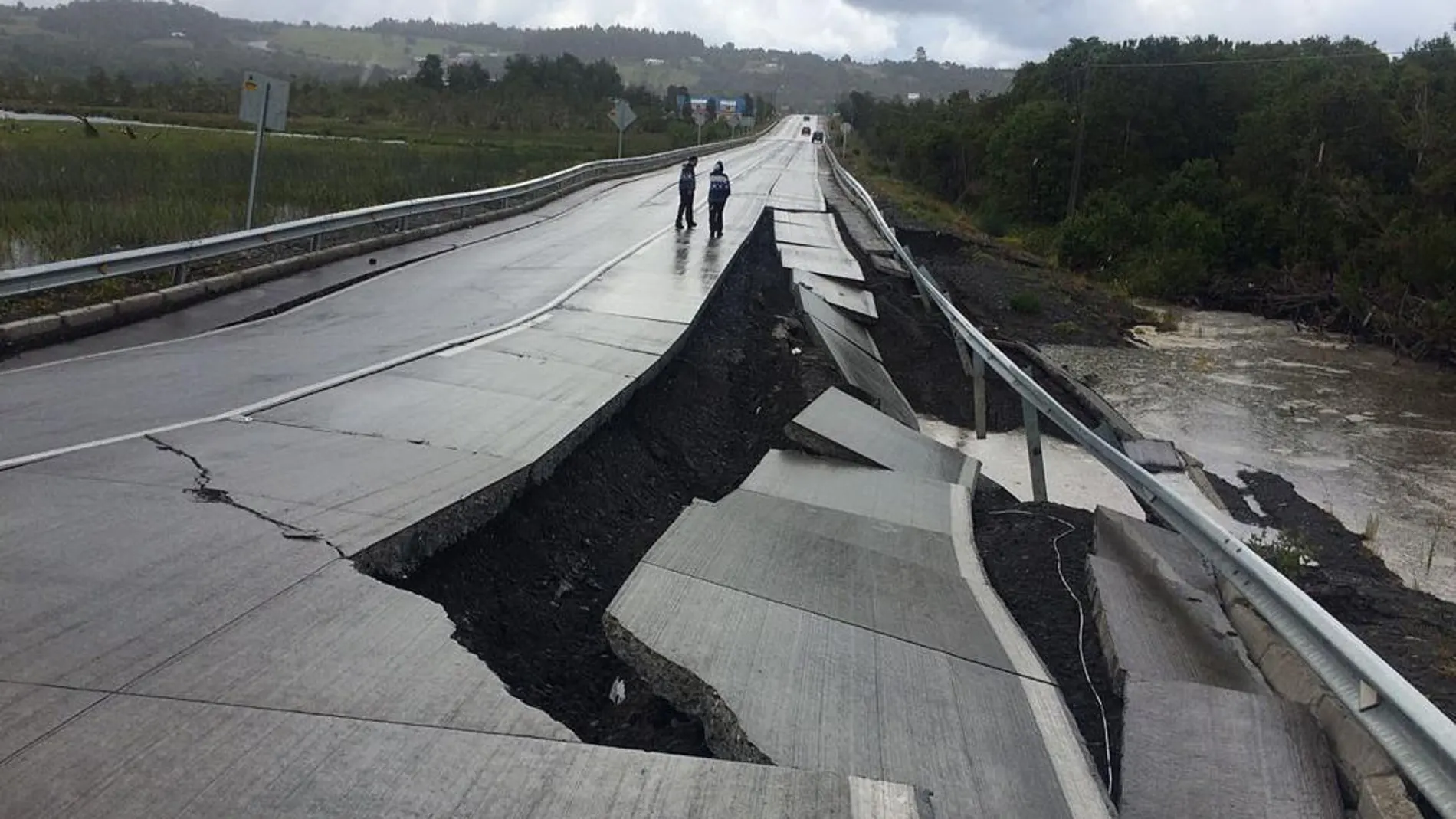 Personas caminan por una carretera destruida en Tarahuin, en la isla de Chile