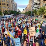 Foto del 19 de mayo en Alicante donde por primera vez la escuela pública y la concertada salieron a la calle para manifestarse por la libertad de elección