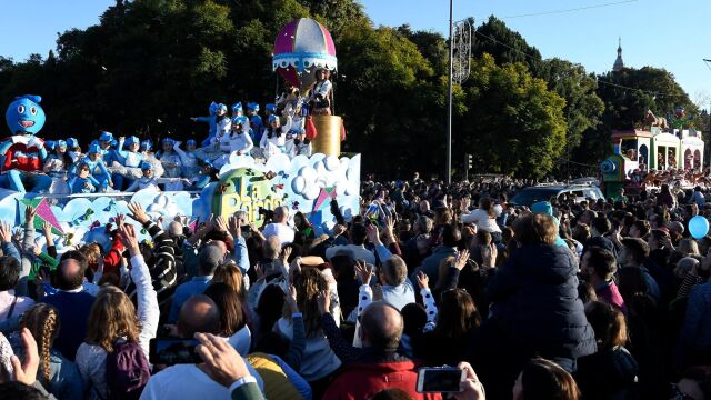 Centenares de miles de personas, niños y mayores, se echaron a las calles andaluzas a recibir a los Reyes Magos de Oriente (Foto: Ke-Imagen)