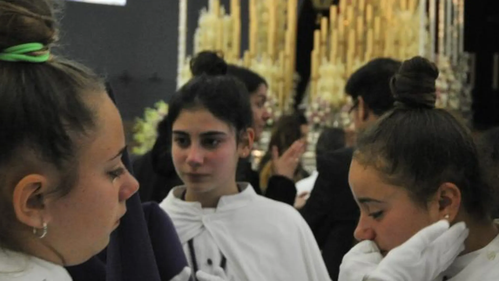 Nazarenas de la hermandad de Pino Montano (Sevilla) lamentan la suspensión de la salida ante el palio de la Virgen del Amor