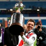 Marcelo Gallardo, entrenador del River Plate, levanta el trofeo de la Copa de Libertadores