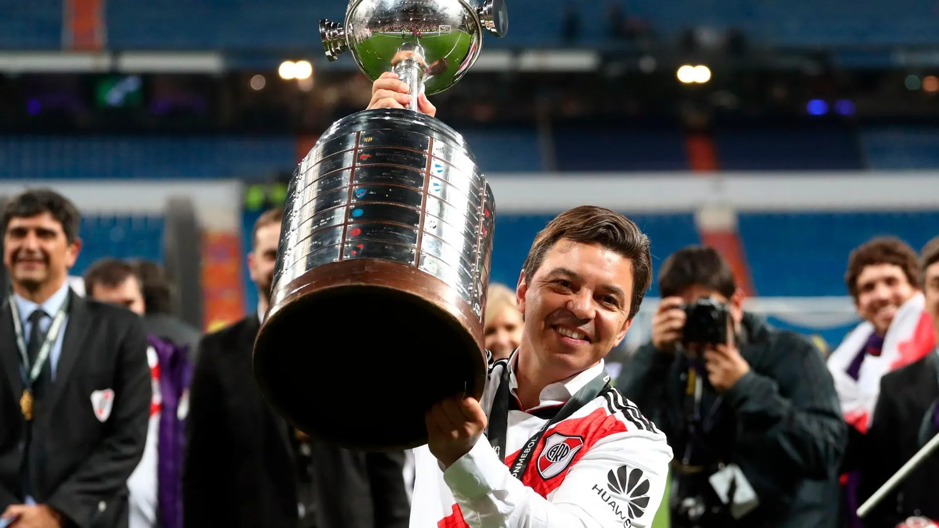 Marcelo Gallardo, entrenador del River Plate, levanta el trofeo de la Copa de Libertadores