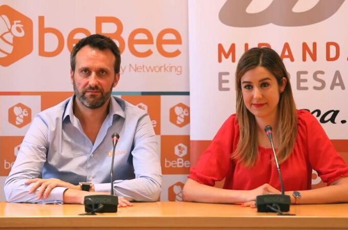 La Alcaldesa de Miranda de Ebro, Aitana Hernando y Javier Cámara, CEO de beBee