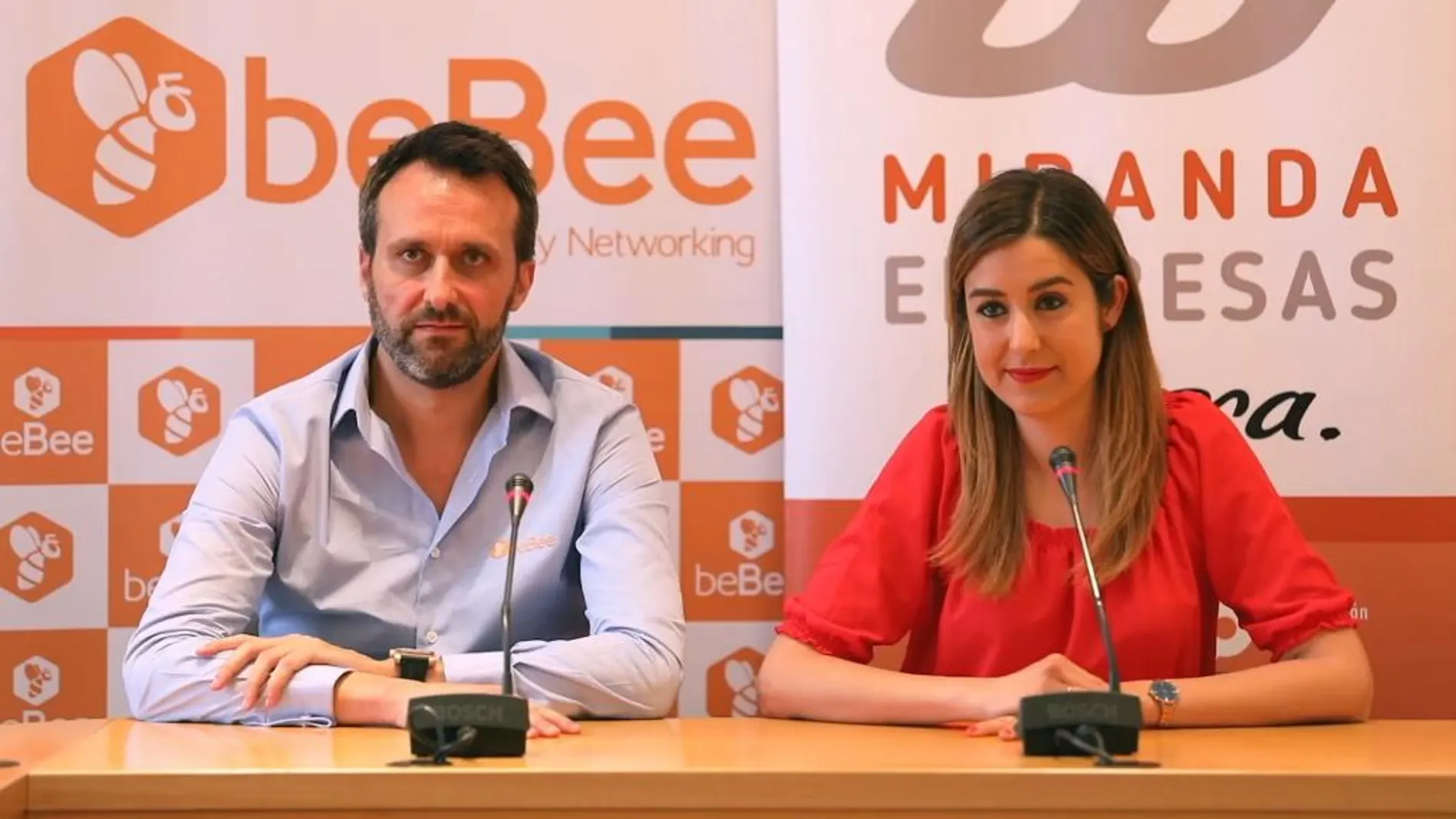 La Alcaldesa de Miranda de Ebro, Aitana Hernando y Javier Cámara, CEO de beBee