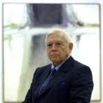 Fotografía de archivo del pintor Joaquín Michavila junto a un cuadro de la exposición antológica que le dedicó la Fundación Bancaixa de Valencia