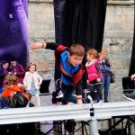 Unos niños juegan en un escenario, enganchados al talento que se ha visto estos días en Salamanca