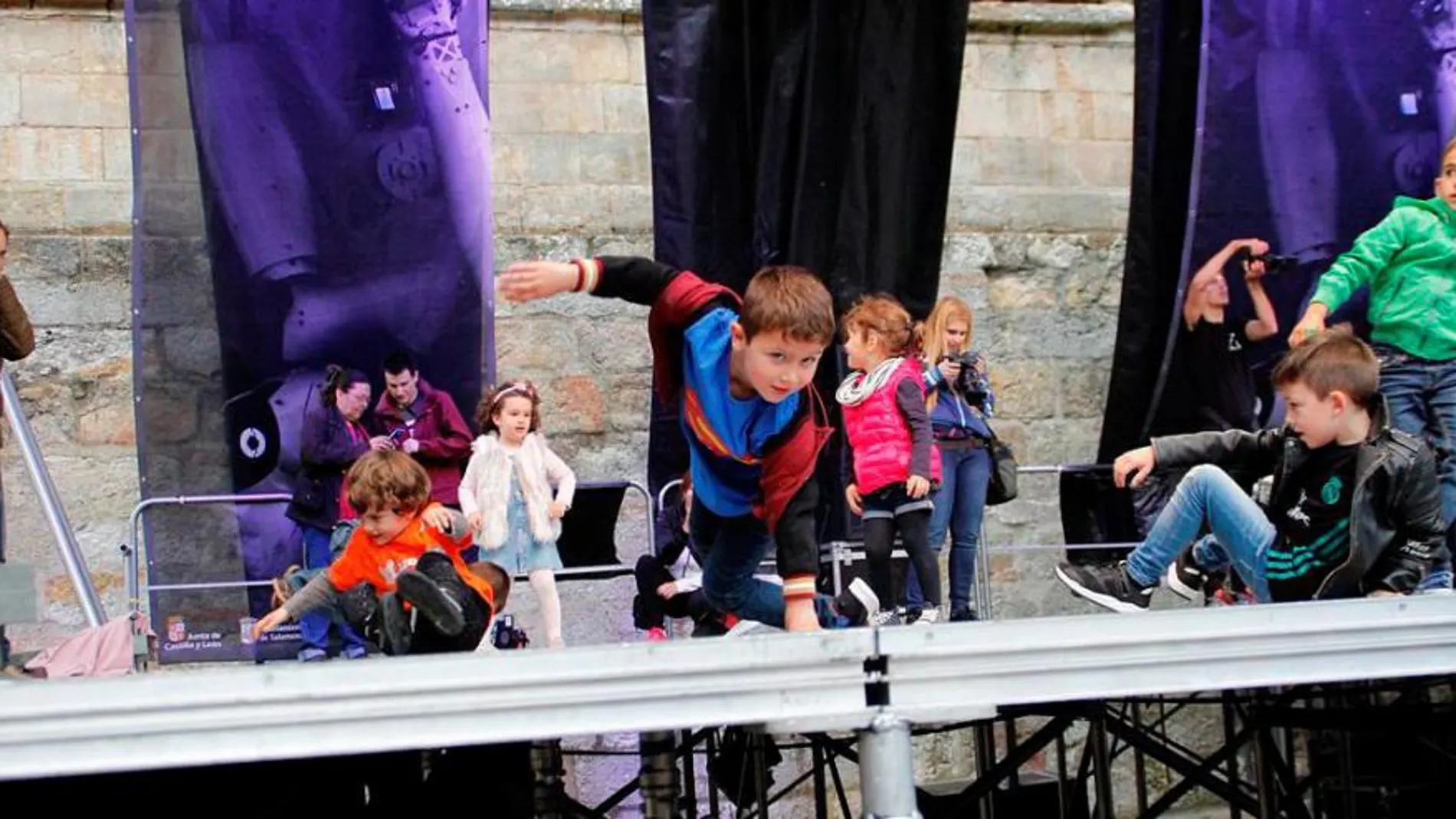 Unos niños juegan en un escenario, enganchados al talento que se ha visto estos días en Salamanca