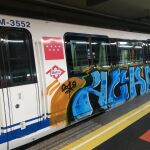 Tren pintado por grafiteros en la estación de Metro de Argüelles