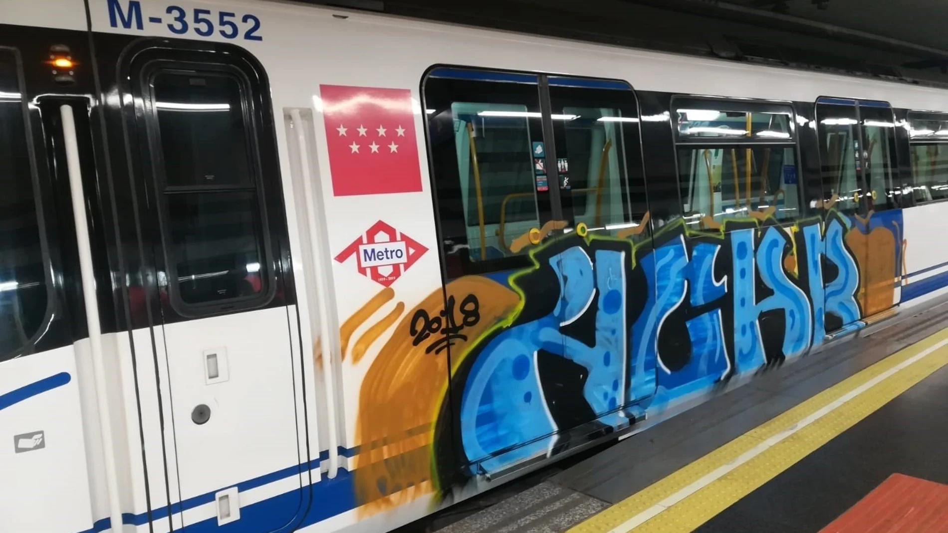 Tren pintado por grafiteros en la estación de Metro de Argüelles