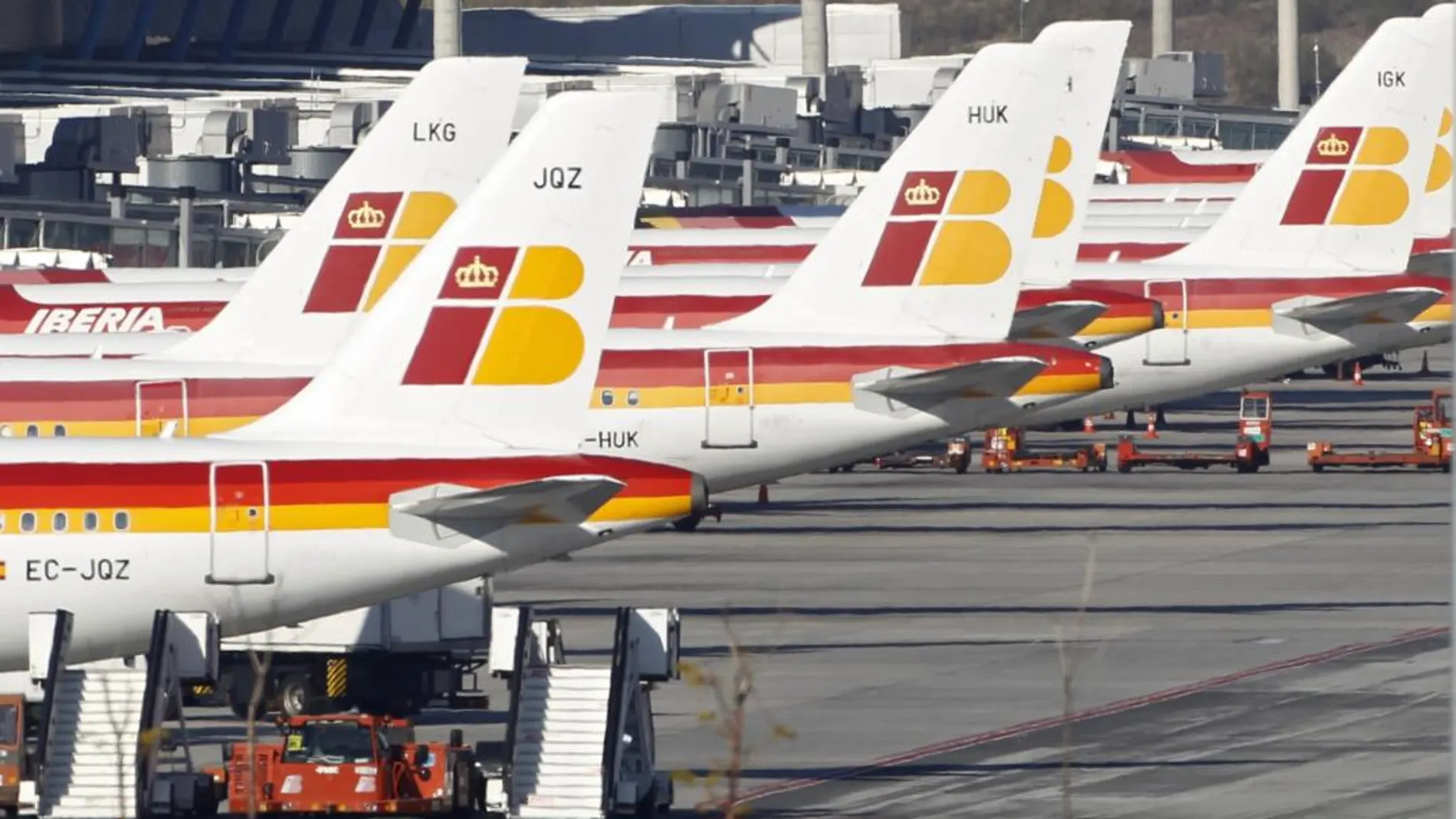 Imagen de varios aviones de Iberia, una de las marcas de la compañía/ Reuters