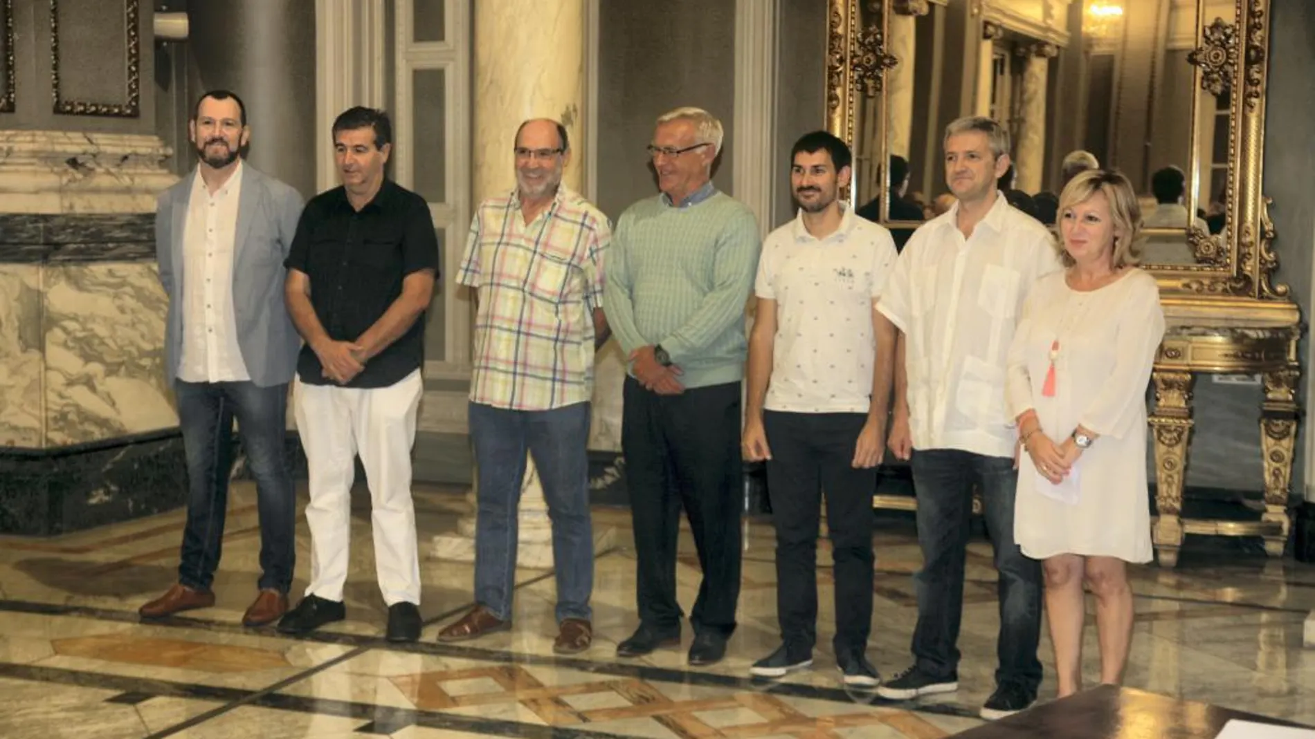 El alcalde de Valencia, Joan Ribó (en el centro), el pasado día 6 de octubre cuando firmó el convenio laboral para el personal funcionario para el periodo de 2016 a 2019