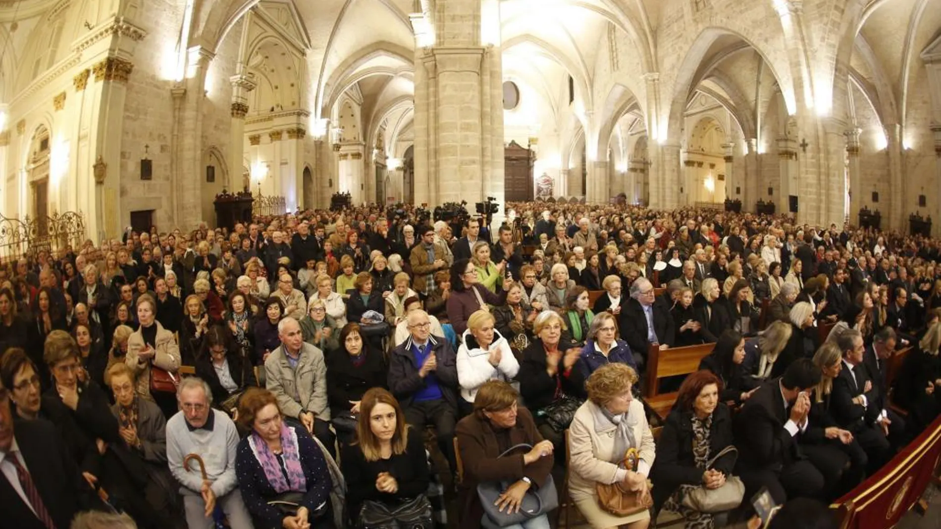 Varios miles de valencianos colmaron la Catedral de Valencia para homenajear a la ex alcaldesa