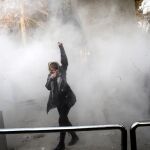 Estudiantes iraníes se enfrentan a policías antidisturbios