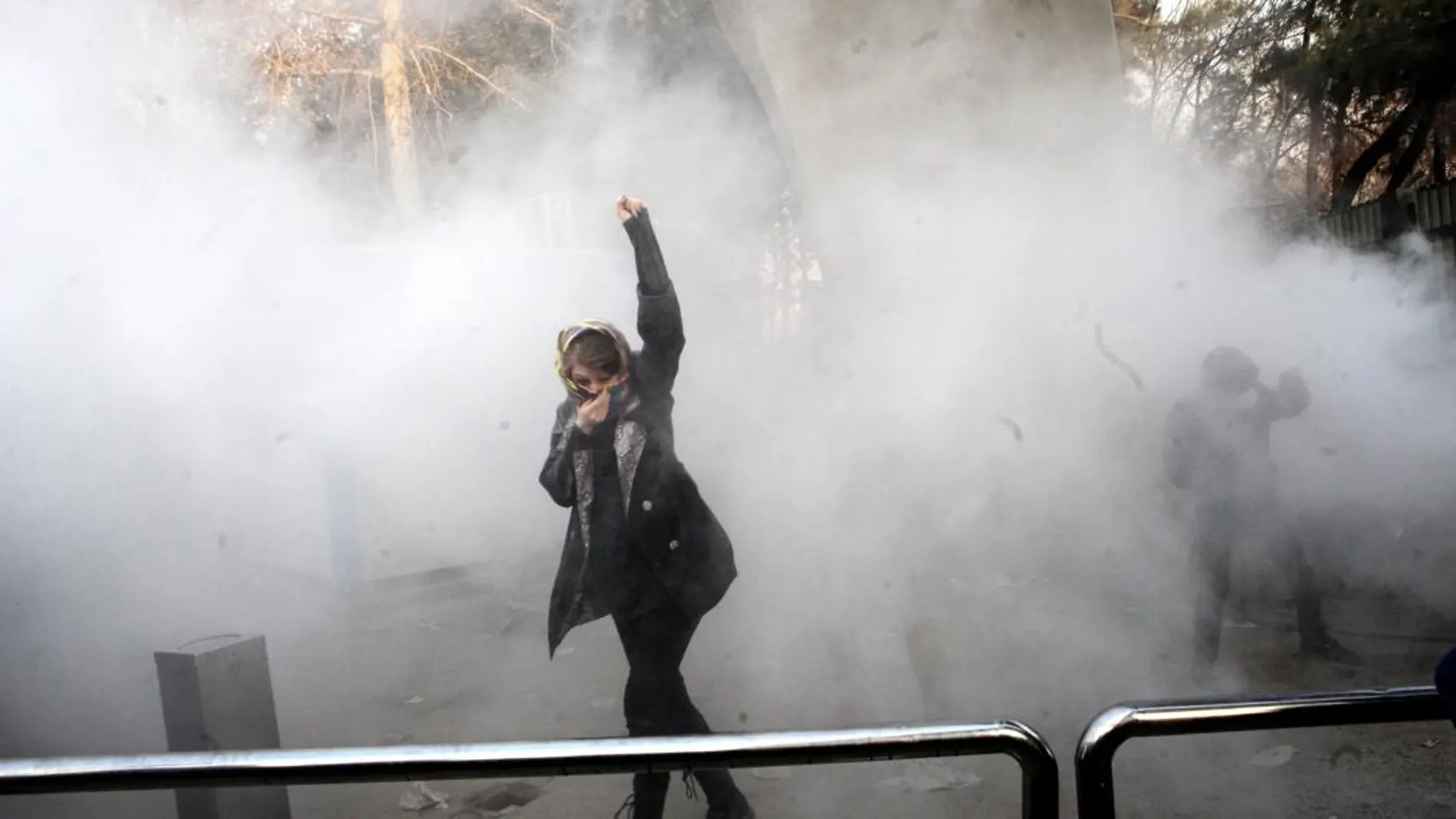 Estudiantes iraníes se enfrentan a policías antidisturbios