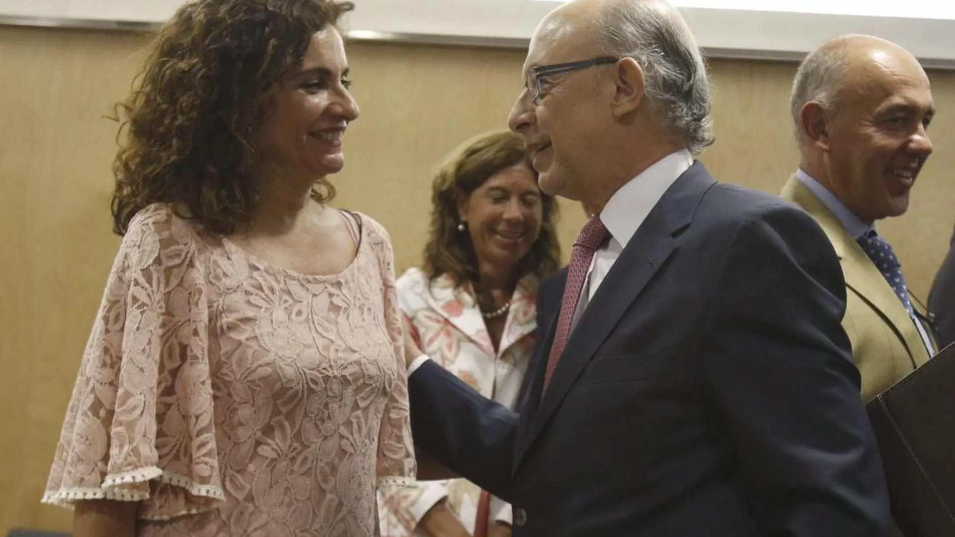 La consejera de Hacienda, María Jesús Montero (en la imagen junto al ministro Montoro), aseguró públicamente que Andalucía «cumple de sobra» con la regla de gasto