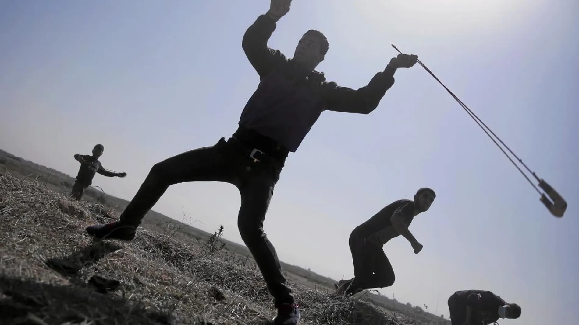 Varios jóvenes lanzan piedras contra los soldados israelíes en la frontera de la Franja de Gaza. Los enfrentamientos de ayer dejaron una veintena de heridos y Hamás aseguró que continuarán con las protestas hasta el 14 de mayo