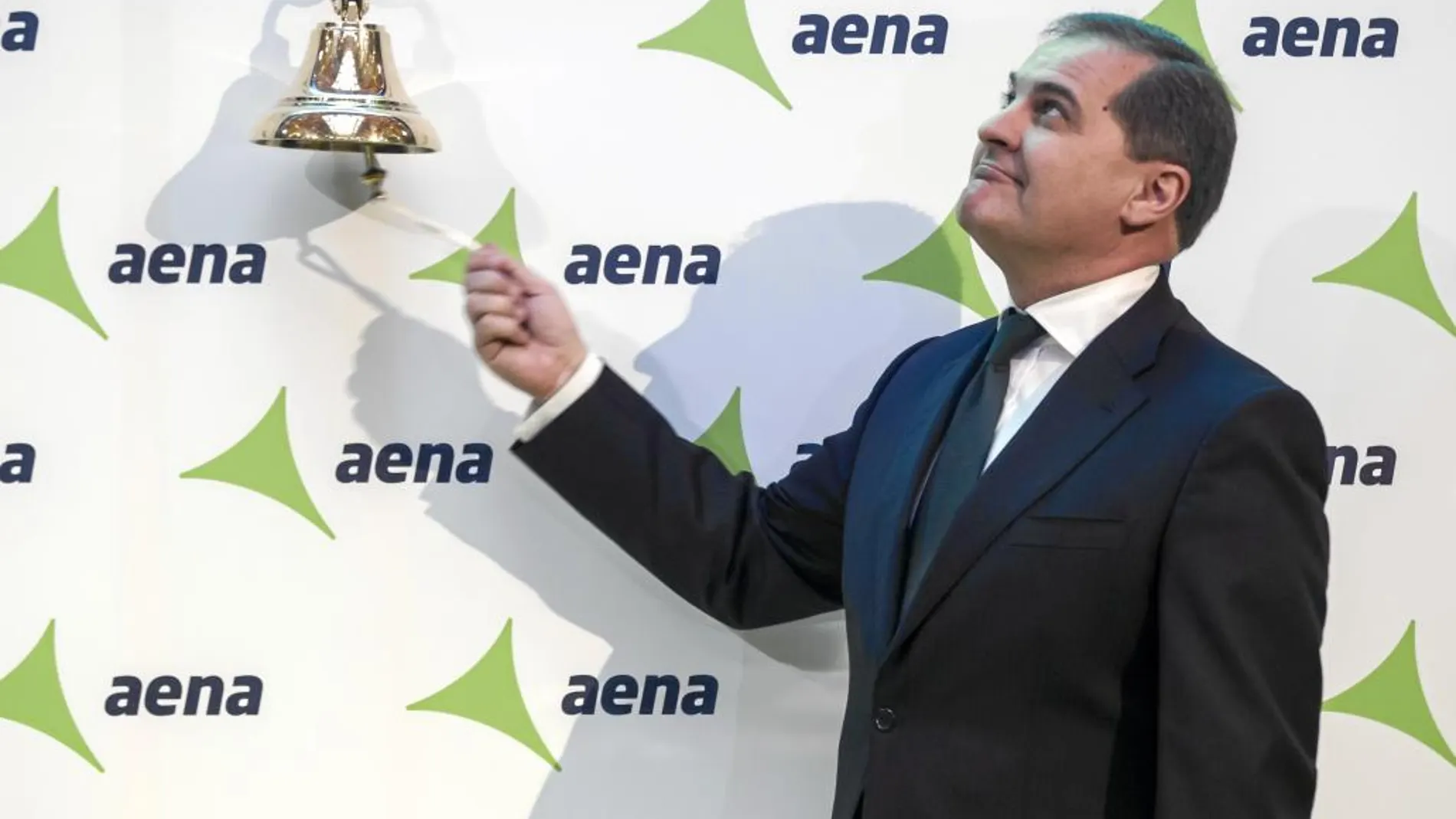 José Manuel Vargas, en el tradicional toque de campana de salida a bolsa de AENA el 11 de febrero de 2015