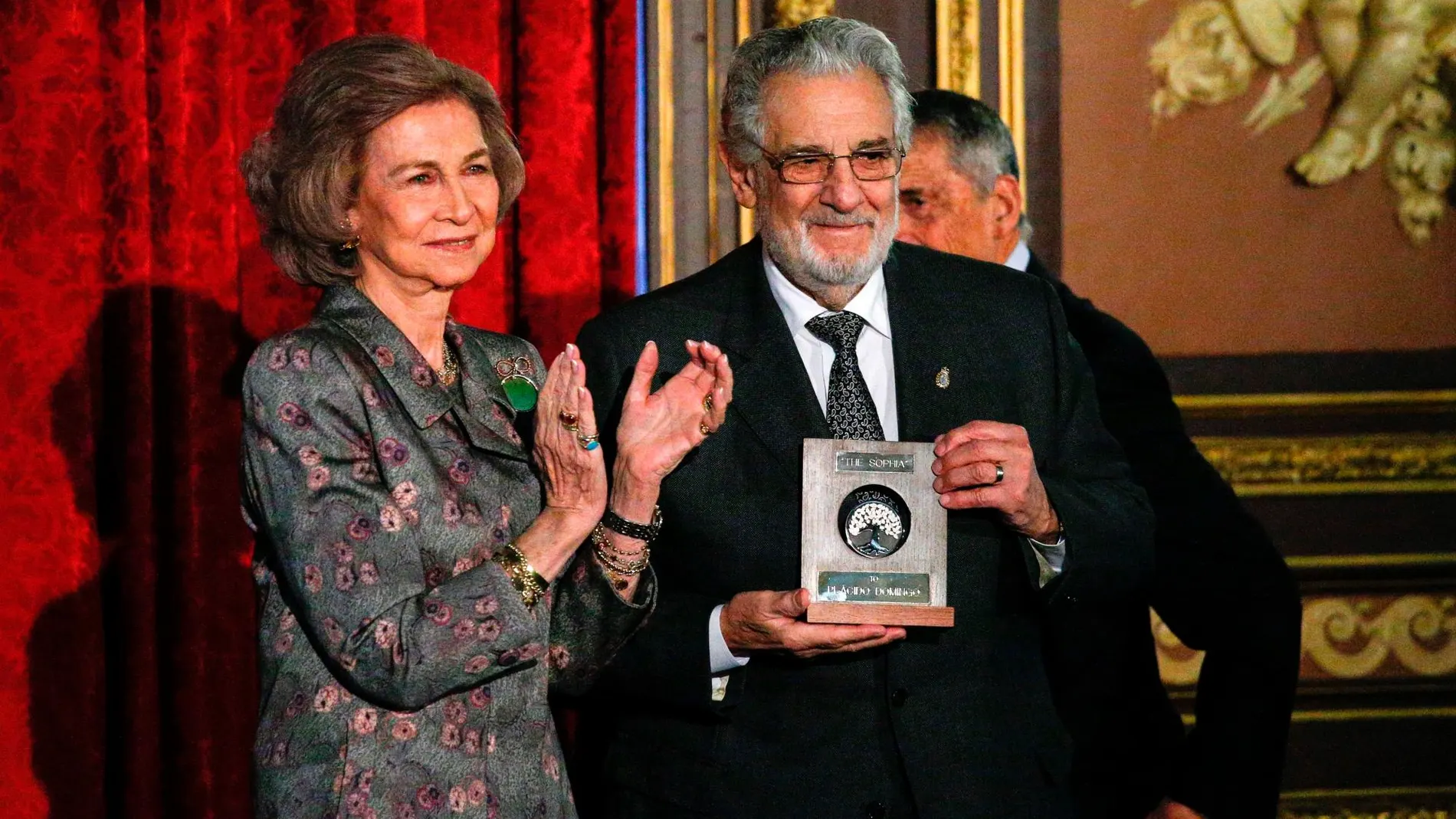 La Reina Sofía de España entrega el premio a la Excelencia del Instituto Español Reina Sofía al tenor Plácido Domingo en el Metropolitan Club en Nueva York. Foto: Efe/Kena Betancur