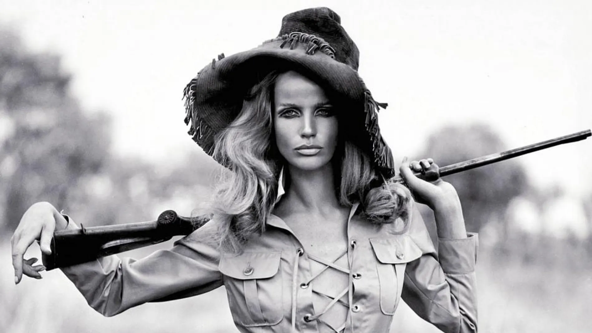 La modelo Vera Gräfin von Lehndorff-Steinort, conocida como Veruschka, en la conocida foto para Yves Saint Laurent