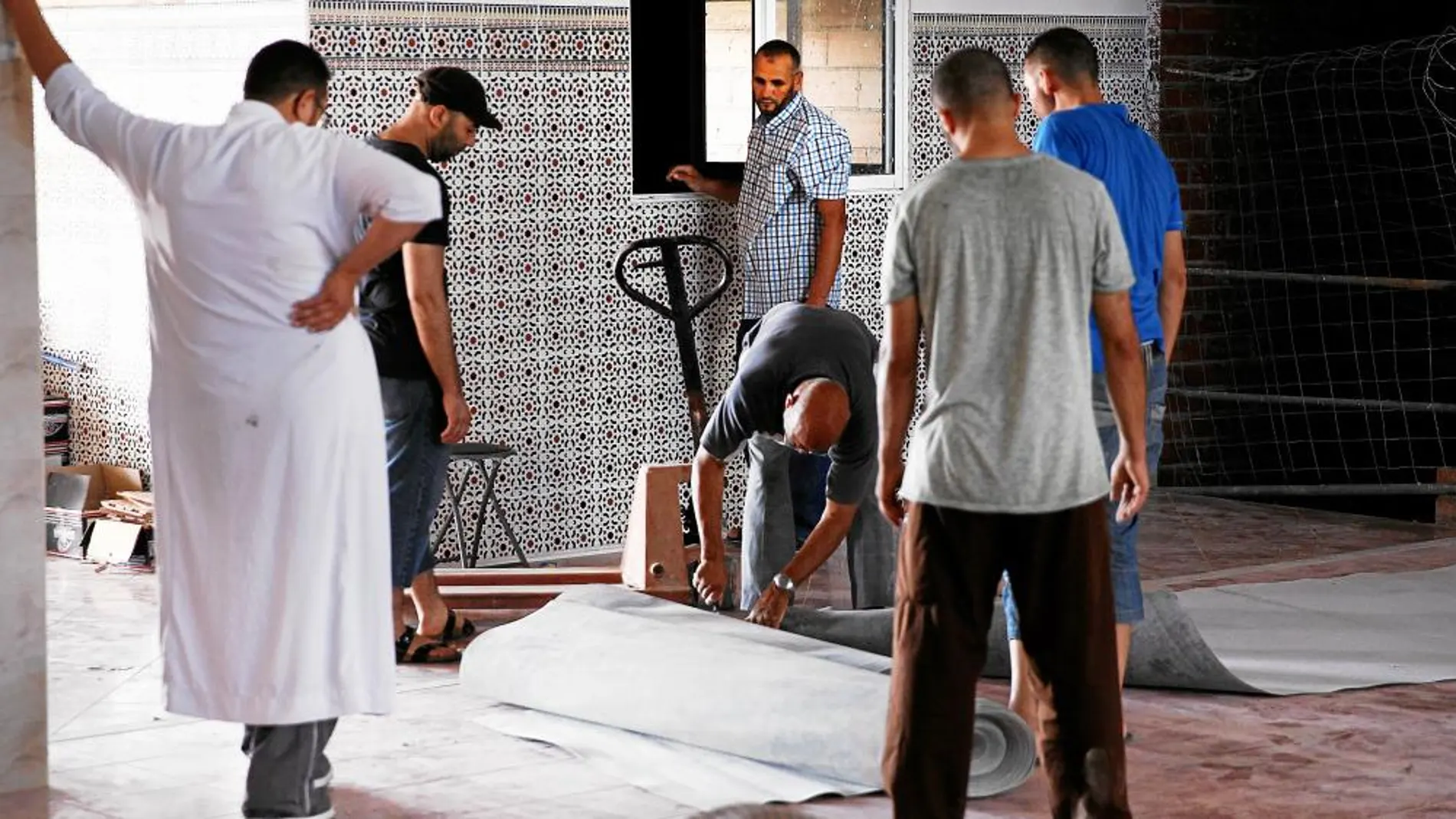 Detalle de la colocación de las alfombras en el interior de la «gran mezquita»
