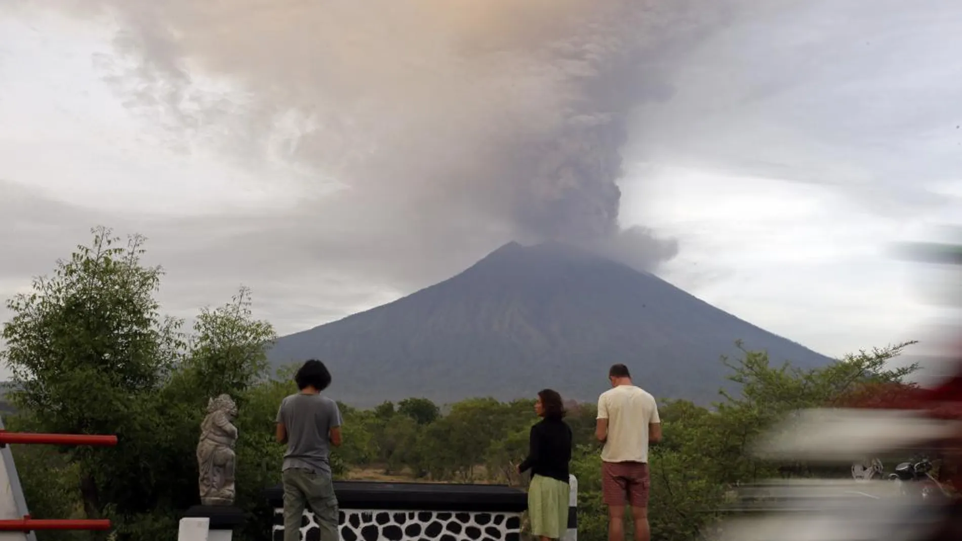 Turistas observan la erupción del volcán Agung en Karangasem, Indonesia